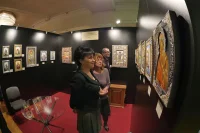 Депутат Госдумы Светлана Солнцева осматривает экспозицию «Возрождение традиций русских эмальеров. Ростовская эмаль»