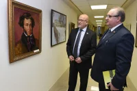 Сенаторы Андрей Соболев и Виктор Кондрашин во время осмотра выставки
