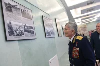 В ноябре 1950-го года капитан Сергей Крамаренко, пять лет назад вернувшийся с Великой Отечественной войны, был отправлен в Китай. С апреля 1951 года участвовал в боевых действиях против американских самолётов с аэродрома Аньдун. За одиннадцать месяцев боёв Сергей Крамаренко совершил 149 боевых вылетов и одержал 15 побед. Указом Президиума Верховного Совета СССР в 1951 году ему присвоено звание Героя Советского Союза. Сейчас генерал-майор Сергей Макарович Крамаренко – последний из живых Героев Советского Союза, воевавших в Корейской войне.