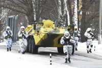 Инженерно-разведывательный дозор проверяет участок дороги, который заминировал условный противник.