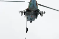 Сотрудники СОБРа «Булат» высаживаются с вертолёта на крышу захваченного террористами здания.