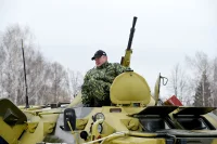 Член Комитета Государственной Думы по Регламенту Сергей Петров без труда справился с управлением бронетранспортёра БТР-80