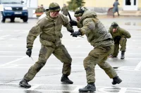 Воины отряда спецназа «Пересвет» демонстрируют приёмы рукопашного боя с оружием...
