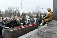 Перед началом тренинга законодатели и руководители ведущих СМИ возложили цветы к памятнику бойцам 21-й бригады, погибших при исполнении воинского долга.