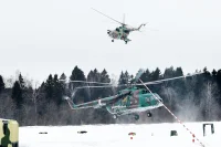 Пара вертолётов Ми-8 готовится высадить разведывательно-штурмовую группу для ликвидации вооружённой банды.