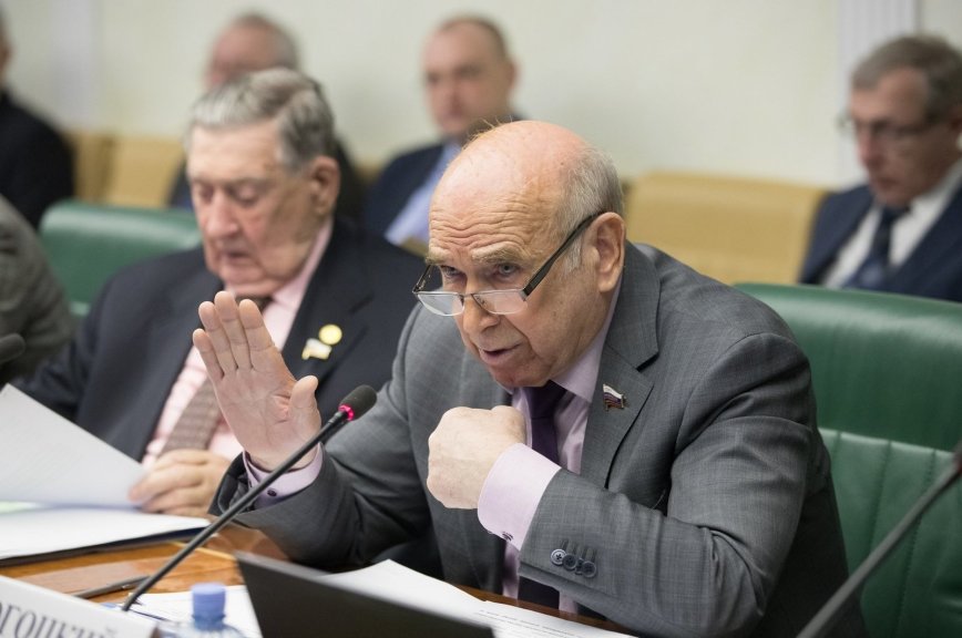 Сенатор Рогоцкий: агентство по контролю за оборотом алкоголя и табака станет шлагбаумом для левой продукции