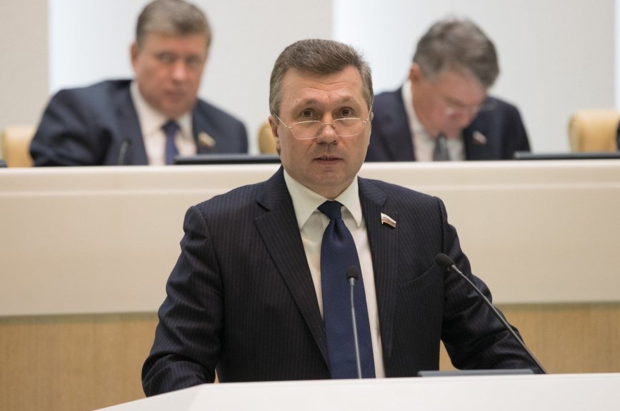 Сенатор Васильев: создание системы контроля за оборотом табака и алкоголя &mdash; мера своевременная