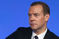 Медведев поручил проработать методику распределения средств регионам на строительство дорог