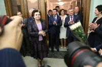 Юбиляра коллеги-депутаты встречают громкими аплодисментами
