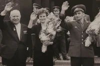 С генсеком Никитой Хрущёвым и космонавтом Валерием Быковским