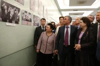 Валентина Терешкова рассказывает коллегам-депутатам, что изображено на фотографиях из её архива