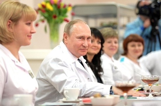 Зарплата врачей в 2018 году будет в два раза выше средней по региону, уверен Путин