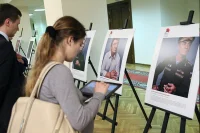 Посетители выставки внимательно вчитывались в краткие справки о подвигах героев