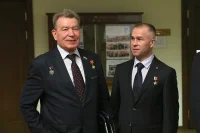 Герои рады пообщаться друг с другом — герой Советского Союза Николай Антошкин (слева) и герой России Александр Головашкин