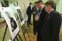 Герой России Вячеслав Бочаров фотографирует на память наиболее понравившиеся фотоработы