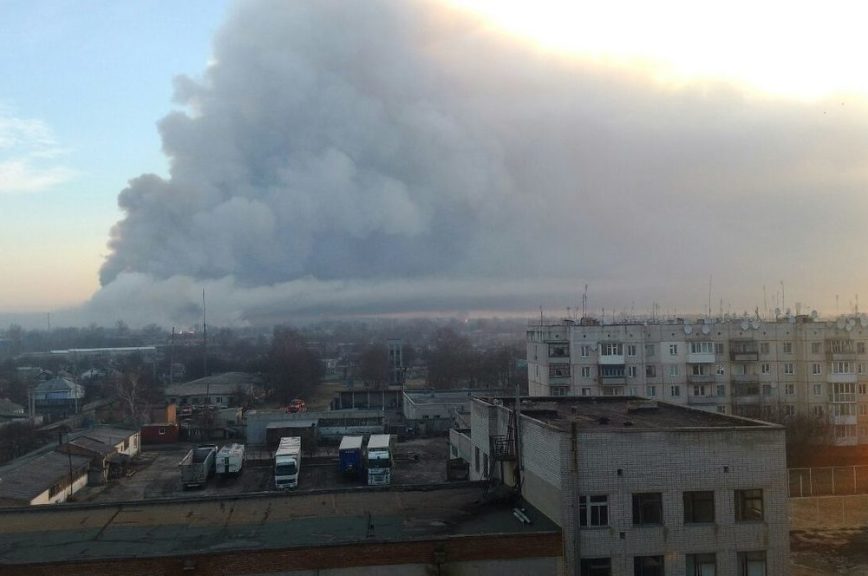 Почти 20 тыс. человек эвакуированы из-за пожара на военном складе Харькова