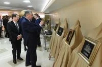 Посетители выставки фотографируют уникальные работы на память