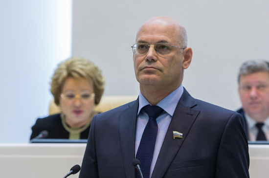 Круглый: начать изучение ситуации с чёрной жвачкой надо с разговора с её производителем