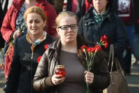 Собравшиеся возле входа в Александровский сад в Москве держат в руках цветы и лампадки. В самом саду, у мемориального камня Города-героя Ленинграда  рядом с Вечным огнем — фотографии погибших в теракте 3 апреля на перегоне между станциями «Технологический институт» и «Сенная площадь» в метро Санкт-Петербурга.