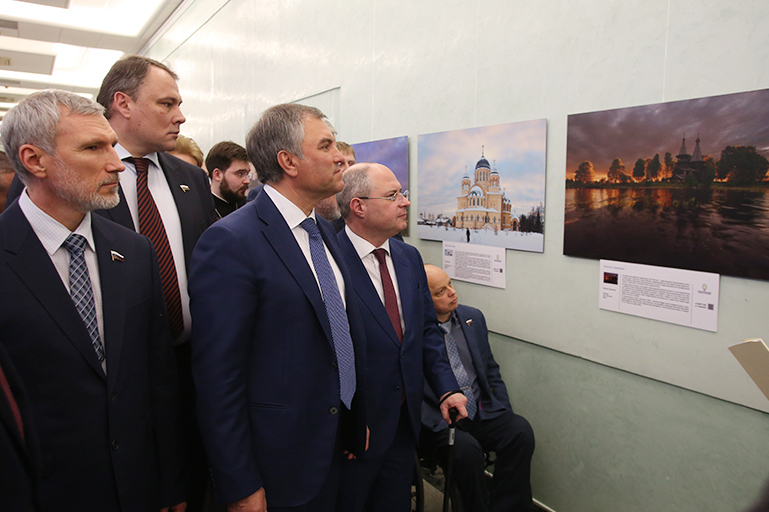 Спикера Госдумы впечатлил фотопроект, в котором демонстрируется, насколько гармонично российские храмы вписались в природный ландшафт.