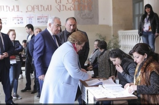 В Армении блок экс-президента требует аннулировать результаты выборов