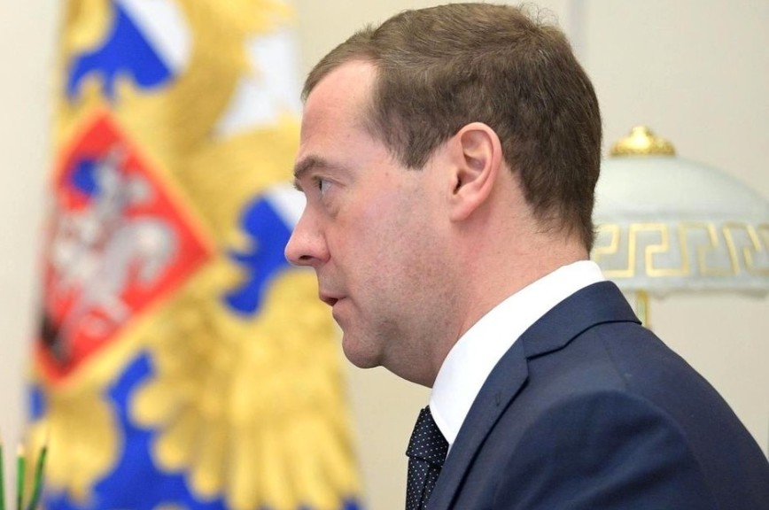Медведев доложил Путину о 64% несырьевых доходов в бюджете