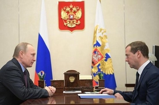 Медведев рассказал Путину о контроле за безработицей