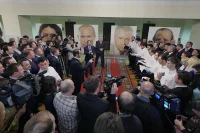 Выставка началась с гимна «Боже, царя храни» в исполнении мужского хора