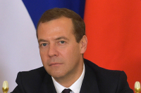 Медведев возложил цветы к Вечному огню в сквере Памяти Героев в Смоленске