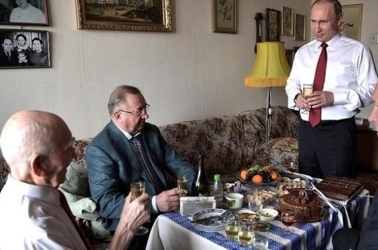 Путин поздравил своего экс-начальника Матвеева с юбилеем