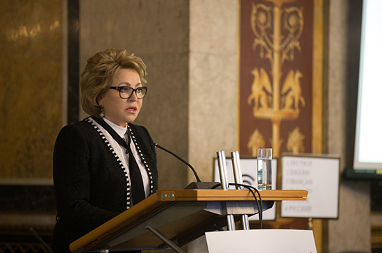Валентина Матвиенко приняла участие в возложении венков на Пискаревском мемориальном кладбище