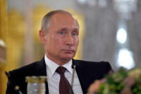 Путин поздравил Макрона с победой на президентских выборах во Франции