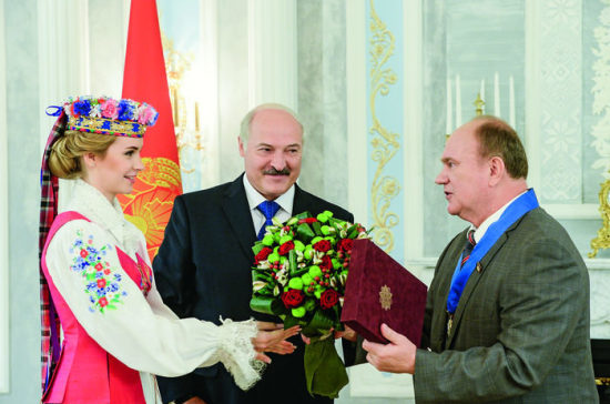 Президент Беларуси наградил российских депутатов