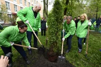 Депутаты Комитета по экологии при посадке первого дерева