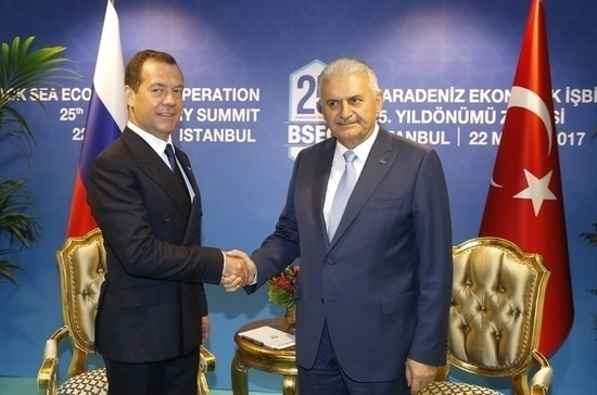 Медведев встретился с главой правительства Турции