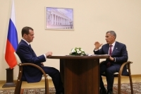 Медведев обсудил в главой Татарстана благоустройство дорог, больниц и учебных заведений