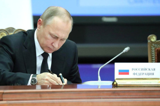 Путин подписал закон о надзоре за освободившимися из заключения террористами