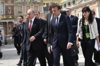 Путин пригласил Макрона посетить Россию
