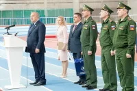 Председатель Комитета Госдумы по обороне Владимир Шаманов и начальник Главновго управления боевой подготовки Вооруженных сил России генерал-лейтенант Иван Бувальцев приветствуют участников военного сбора