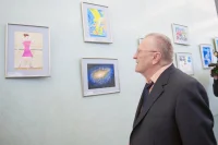 Владимир Жириновский изучает экспонаты выставки