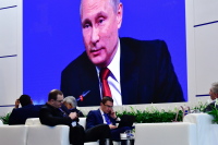 Путин рассказал об обиде Меркель из-за ограничения суверенитета ФРГ