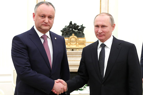 Песков: Путин и Додон кратко обсудили ситуацию с дипломатами