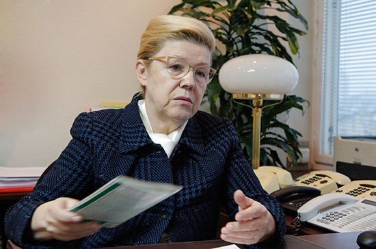 Мизулина попросит Генпрокуратуру проверить фабрику Порошенко после отравления детей конфетами