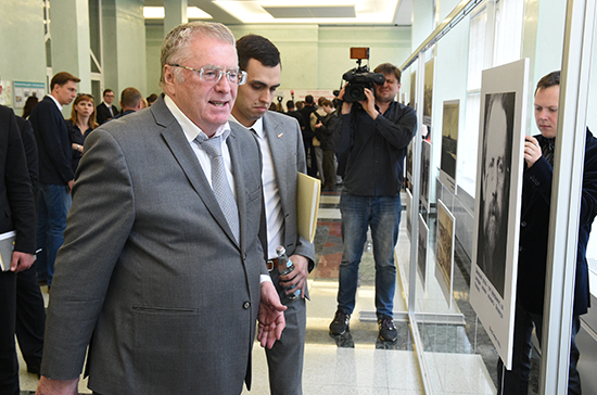 Жириновский написал текст клятвы для получения гражданства России 