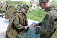 Елена Серова заряжает "рожок" боеприпасами