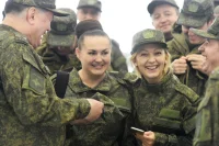 Елена Серова и Ольга Тимофеева на построении перед началом сбора