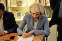 Ольга Баталина заполняет донорскую анкету