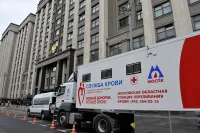 Передвижная лаборатория по переливанию крови 14 июня заняла пост у стен здания Госдумы