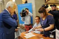 Заместитель Председателя Государственной Думы Владимир Васильев регистрируется для участия в сдаче крови