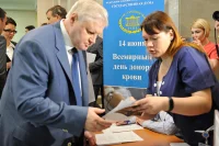 Председатель фракции «Справедливая Россия» в Государственной Думе Сергей Миронов заполняет донорскую анкету не в первый раз